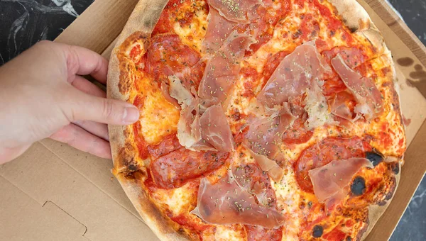 Bliska Widok Osoby Biorąc Kawałek Serowy Smaczne Świeże Pizza Zbliżenie — Zdjęcie stockowe