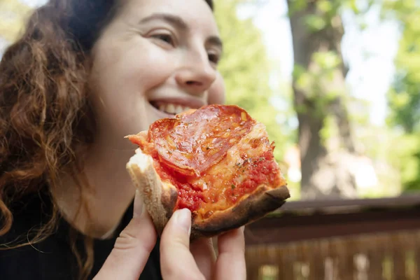 Krásná Mladá Žena Jíst Vynikající Pizzu — Stock fotografie