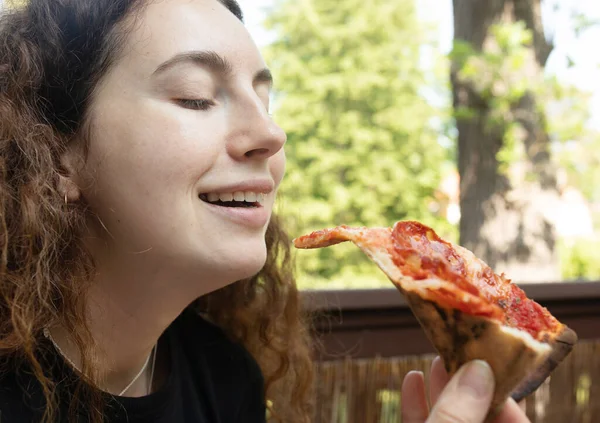 Vacker Ung Kvinna Äter Läcker Pizza — Stockfoto