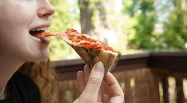 Vacker Ung Kvinna Äter Läcker Pizza — Stockfoto