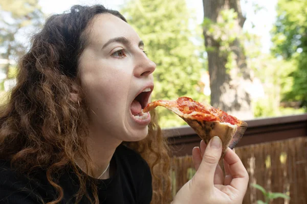Mooie Jonge Vrouw Eten Heerlijke Pizza — Stockfoto