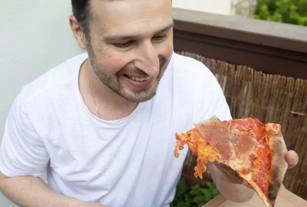 Knappe Jongeman Die Thuis Lekkere Pizza Eet — Stockfoto