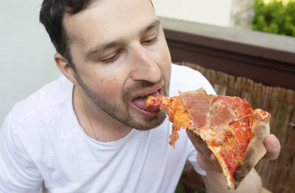 Guapo Joven Comiendo Sabrosa Pizza Casa — Foto de Stock