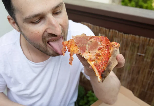 Hezký Mladý Muž Jíst Chutnou Pizzu Doma — Stock fotografie