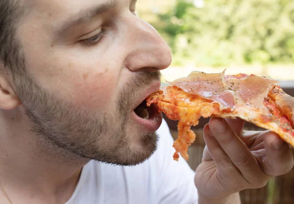 Snygg Ung Man Som Äter God Pizza Hemma — Stockfoto