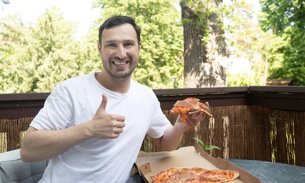 Knappe Jonge Man Eten Smakelijke Pizza Tonen Duim Omhoog — Stockfoto