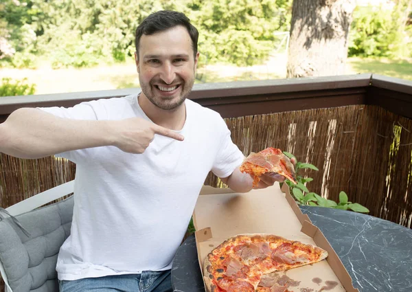 Knappe Jongeman Wijst Naar Een Doos Lekkere Pizza — Stockfoto