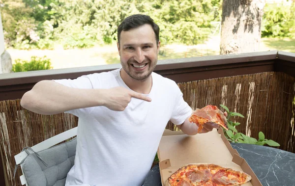 Pohledný Mladý Muž Ukazuje Krabici Chutné Pizzy — Stock fotografie