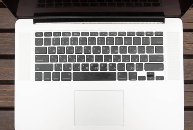 Ahşap yüzeyde açık dizüstü bilgisayarın üst görünümü