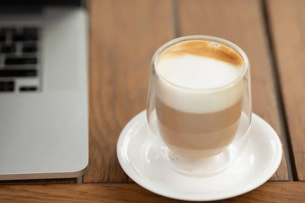 Kahve Dükkanında Çalışma Alanındaki Ahşap Masada Bir Fincan Kahve Dizüstü — Stok fotoğraf