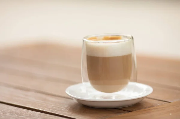 Kahve Dükkanında Restoranda Kafede Ahşap Sehpanın Üzerindeki Sıcak Latte Fincanını — Stok fotoğraf