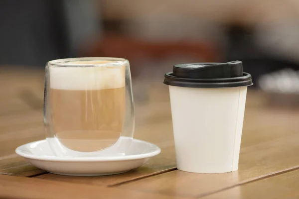 Zwei Tassen Kaffee Auf Rustikalem Hintergrund Pappbecher Kaffee Und Glasbecher — Stockfoto
