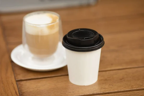 Due Tazze Caffè Sfondo Rustico Tazza Carta Caffè Tazza Vetro — Foto Stock