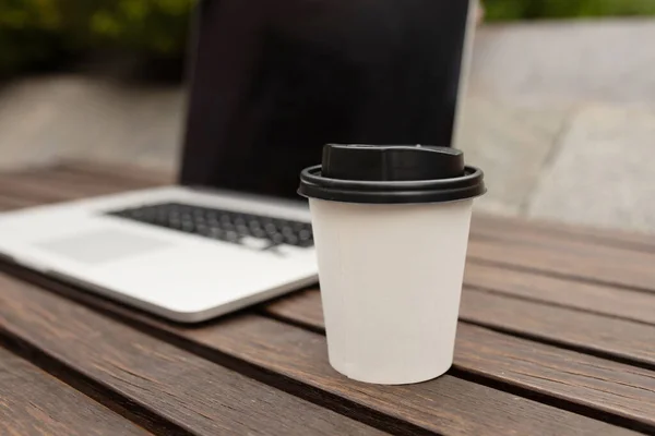 Чашка Кофе Ноутбук Деревянном Столе Коворкинге Онлайн Бизнес Работающий Кафе — стоковое фото