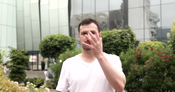 Pohledný Vousatý Mladý Muž Ukazující Facepalm Gesto Ulici — Stock video