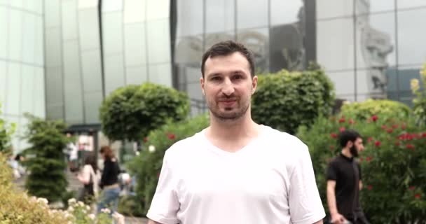 Pohledný Vousatý Mladý Muž Mává Rukou Usmívá Kameru — Stock video
