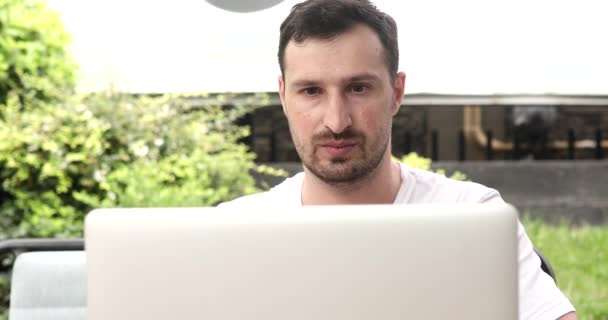 Młody Brodaty Mężczyzna Pomocą Laptopa Cierpiący Ból Głowy — Wideo stockowe