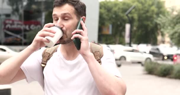 Portrét Veselého Mladého Vousatého Muže Mluvícího Smartphonem Popíjejícího Kávu Ulici — Stock video