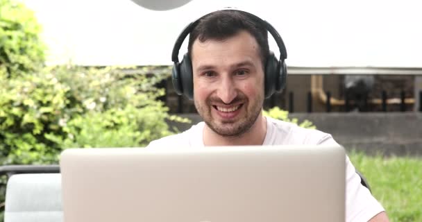 Mladý Muž Videohovor Notebooku Muž Usmívá Chatuje Prostřednictvím Online Video — Stock video
