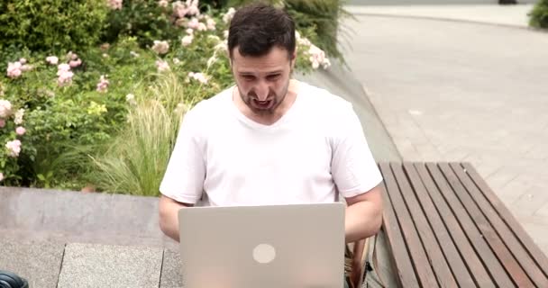 Šťastný Muž Volné Noze Jásající Úspěch Při Práci Venku Notebookem — Stock video