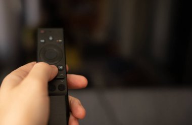 Uzaktan kumandayı tutan adamın yakın plan görüntüsü       