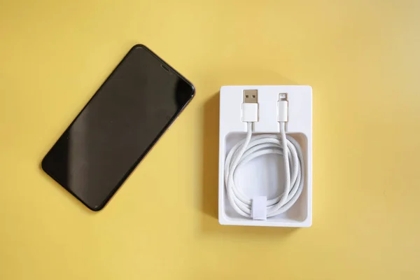 Sarı Arkaplanda Akıllı Telefon Şarj Aleti Yükleniyor — Stok fotoğraf