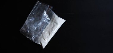 Siyah zemin üzerinde beyaz toz olan çanta  