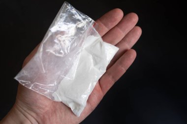 Torbada beyaz toz tutan el görüntüsü 