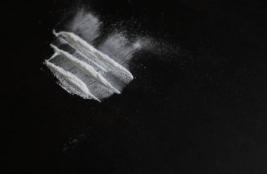 Siyah arkaplanda beyaz tozun üst görünümü  
