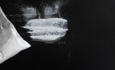 Siyah zemin üzerinde toz olan beyaz çanta  