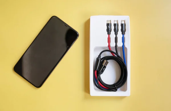 Telefon Komórkowy Kable Elektryczne Żółtym Tle — Zdjęcie stockowe