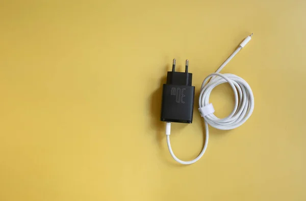 黄色の背景で充電するための電源ケーブル — ストック写真