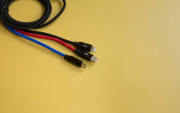 Kable Elektryczne Żółtym Tle — Zdjęcie stockowe
