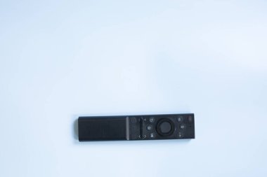 Mavi arkaplanda izole edilmiş akıllı televizyon uzaktan kumandası