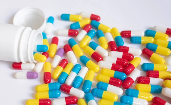 Widok Bliska Kolorowych Tabletek Kapsułek Pojemnikiem Jasnym Tle — Zdjęcie stockowe