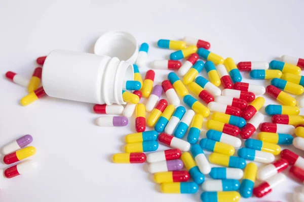 Widok Bliska Kolorowych Tabletek Kapsułek Butelką Jasnym Tle — Zdjęcie stockowe