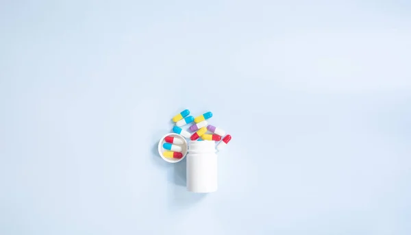 Detailní Pohled Pilulky Tobolky Bílým Kontejnerem Světlém Pozadí — Stock fotografie