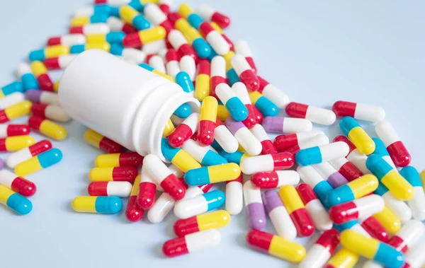 Grupa Tabletek Różnych Kolorach Tabletki Wylewające Się Białej Butelki Jasnym — Zdjęcie stockowe