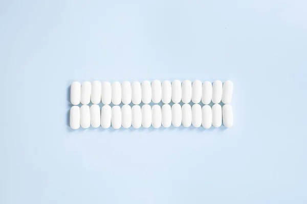 Horní Pohled Léky Pilulky Modrém Pozadí Roztroušené Bílé Pilulky Modrém — Stock fotografie