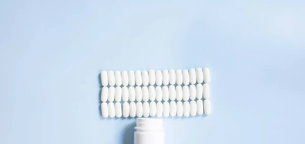Viele Medikamententabletten Und Weiße Flasche Auf Blauem Hintergrund Verstreute Weiße — Stockfoto