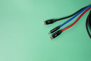 Yeşil arkaplandaki elektrik kablolarının yakın plan görüntüsü