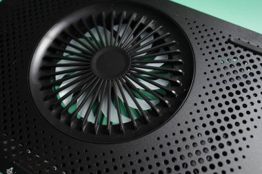 Dış bilgisayar soğutucusu yeşil, üst görünümde izole edildi. Dizüstü bilgisayar için radyatör tutucu.
