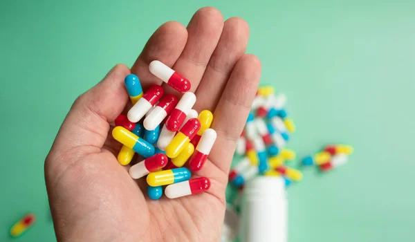 Gros Plan Main Tenant Des Pilules Médecine Sur Fond Vert — Photo