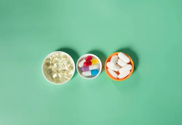 Yeşil Arkaplandaki Renkli Tıbbi Kapsüllerin Yakın Plan Görüntüsü — Stok fotoğraf