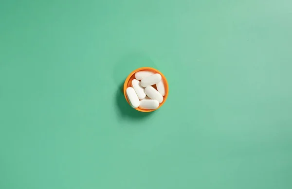 Pílulas Brancas Tampa Frasco Verde Vitaminas Estilo Vida Saudável Antecedentes — Fotografia de Stock
