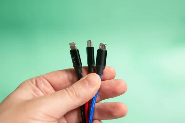 Cables Eléctricos Con Cables Mano Sobre Fondo Verde — Foto de Stock