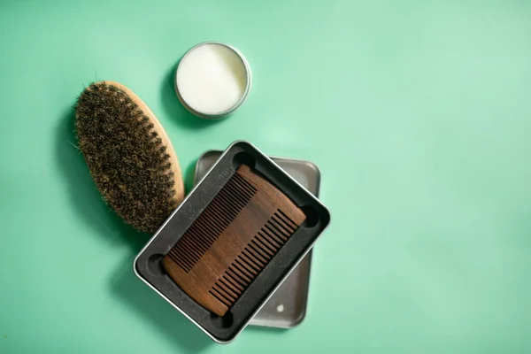 Friseurwerkzeuge Auf Grünem Hintergrund Vintage Bartkamm Aus Holz Bartöle Schere — Stockfoto