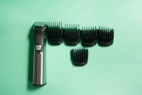 Friseurwerkzeuge Auf Grünem Hintergrund — Stockfoto
