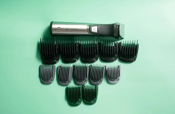 Friseurwerkzeuge Auf Grünem Hintergrund — Stockfoto