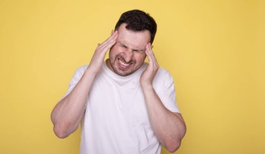 Baş Ağrısı Olan Sarı Geçmişli Genç Adam